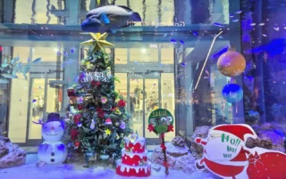 🌲
イオンモールライカムの水槽
ただいまクリスマスバージョンです🤶🎄✨
クリスマスのお出かけ、お買い物の際はぜひご覧ください✨

ーーーーーーーーーーーーーーーーーーーーーーーーーーーーーーーーーーーーーーー
”沖縄の海の魅力を世界中へ”
🐟🐠OSC株式会社（Okinawa Sakana Campany）🐠🐟

OSC株式会社は水槽設置・管理事業も行っています🐠
水槽のみではなく、空間をまるごとプロデュース！
お問い合わせは下記のURLよりお気軽にどうぞ
https://www.osakana.okinawa/
ーーーーーーーーーーーーーーーーーーーーーーーーーーーーーーーーーーーーーーー
 #沖縄 #OSC #水槽 #水槽レイアウト #アクアリウム #イオンモール沖縄ライカム #ライカム #ライカムアクアリウム #水槽メンテナンス#Okinawa #aquarium #fishtank