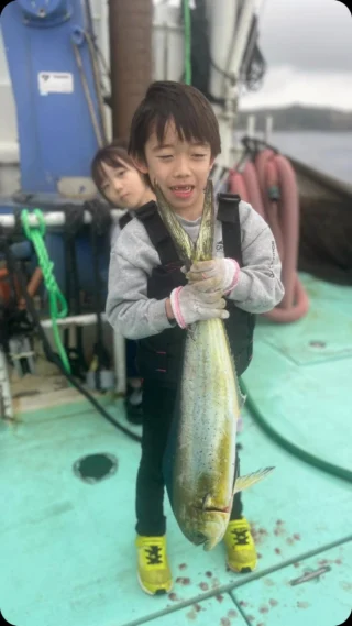 🎣
2025.03.13
定置網漁体験

普段なかなか体験できない海の仕事を体験！
お子様も楽しんでいただけて何よりです✨
ご参加ありがとうございました😊

ここでしか味わえない沖縄の海の魅力に出会えます🐠
春休みの思い出作りにぜひ😊

ーーーーーーーーーーーーーーーーーーーーーーーーーーー
ここでしか体験できない！大迫力の感動体験
OSCでは沖縄の海の魅力を体感することができるプログラムを複数実施しています！！🐟🐠✨
■やんばるタッチプール&飼育体験
■マンタシュノーケル
■マンタやサメの飼育観察体験ツアー
■やんばる定置網体験
ーーーーーーーーーーーーーーーーーーーーーーーーーーー
#沖縄 #沖縄観光 #体験プログラム #アクティビティ #定置網漁 #定置網漁体験 #OSC #おきなわさかなカンパニー #おきなわさかな #Okinawa #trip #Activity #sea #Okinawasakanacompany