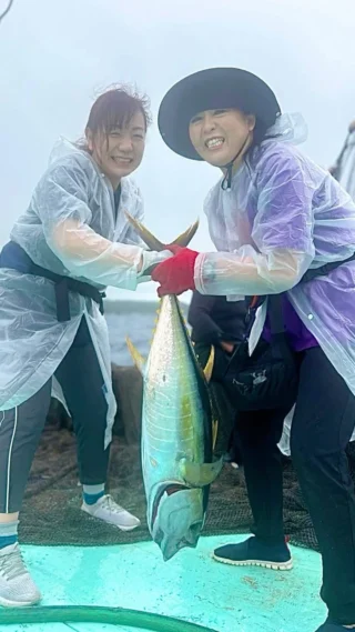 🎣
本日の定置網漁体験🎣

女性4人でのご参加
あいにくのお天気でしたが、楽しんでいただけました✨

ーーーーーーーーーーーーーーーーーーーーーーーーーーー
ここでしか体験できない！大迫力の感動体験
OSCでは沖縄の海の魅力を体感することができるプログラムを複数実施しています！！🐟🐠✨
ご予約はプロフィールのURLから🙆‍♀️

■やんばるタッチプール&飼育体験
■マンタシュノーケル
■マンタやサメの飼育観察体験ツアー
■やんばる定置網体験
ーーーーーーーーーーーーーーーーーーーーーーーーーーー
#沖縄 #沖縄観光 #体験プログラム #アクティビティ #定置網漁 #定置網漁体験#漁業体験 #OSC #おきなわさかなカンパニー #おきなわさかな #Okinawa #trip #Activity #sea #Okinawasakanacompany