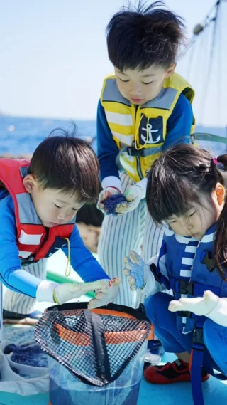 🎣

先日の定置網漁体験
元気いっぱいのお子様3人、網を引くたびに大はしゃぎで楽しんでくれました😊

最後の写真はツアーの帰りに飲んだ安田共同店（@ada_kyodoten）のコーヒー☕️

#定置網漁体験 #漁師体験 #沖縄観光#体験型観光#okinawasakanacompany #安田協同店